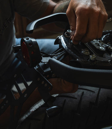 Portatarga Corto Cafe Twin per Royal Enfield HNTR 350 - cafetwin